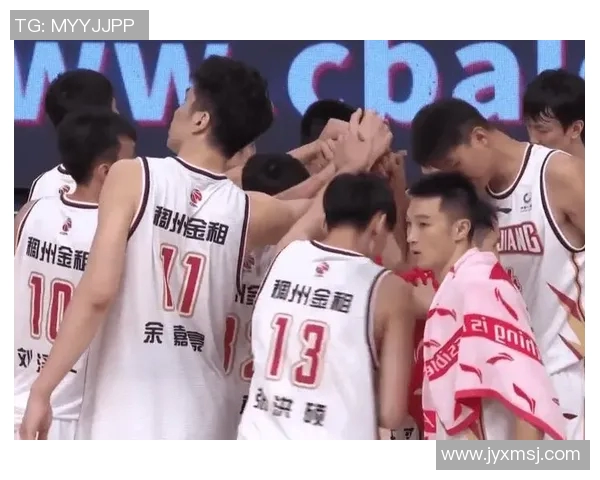 上海足球队在城市联赛中以80分稳居积分榜首位展现强劲实力 上海足球队在城市联赛中以80分稳居积分榜首位展现强劲实力